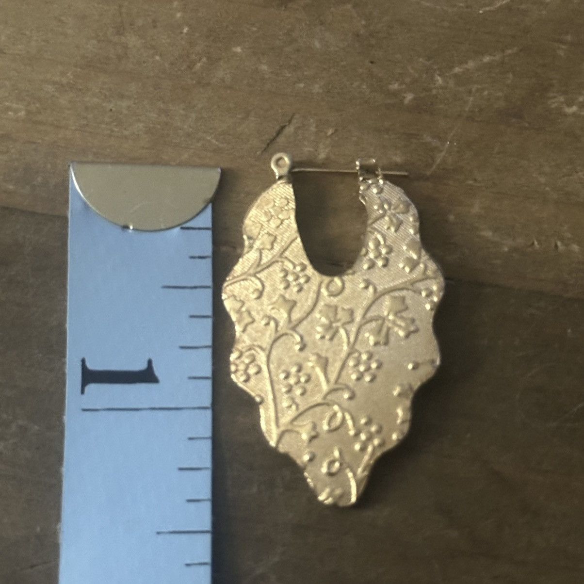 Other Gold tone patterned leaf scalloped hoop earrings Size ONE SIZE - 3 Thumbnail