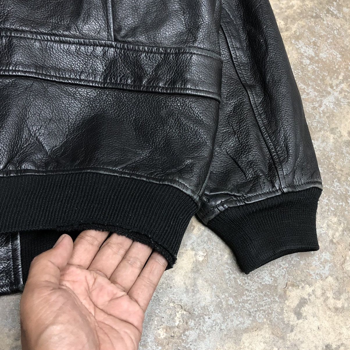Vintage Vintage Argyle Club Black Leather Bomber Jacket Size US L / EU 52-54 / 3 - 8 Thumbnail