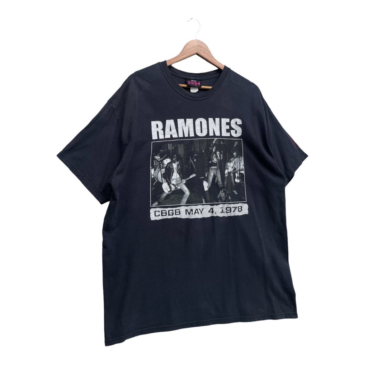 Band Tees × Vintage Vintage Ramones Live At CBGB Tshirt Size US XL / EU 56 / 4 - 2 Thumbnail