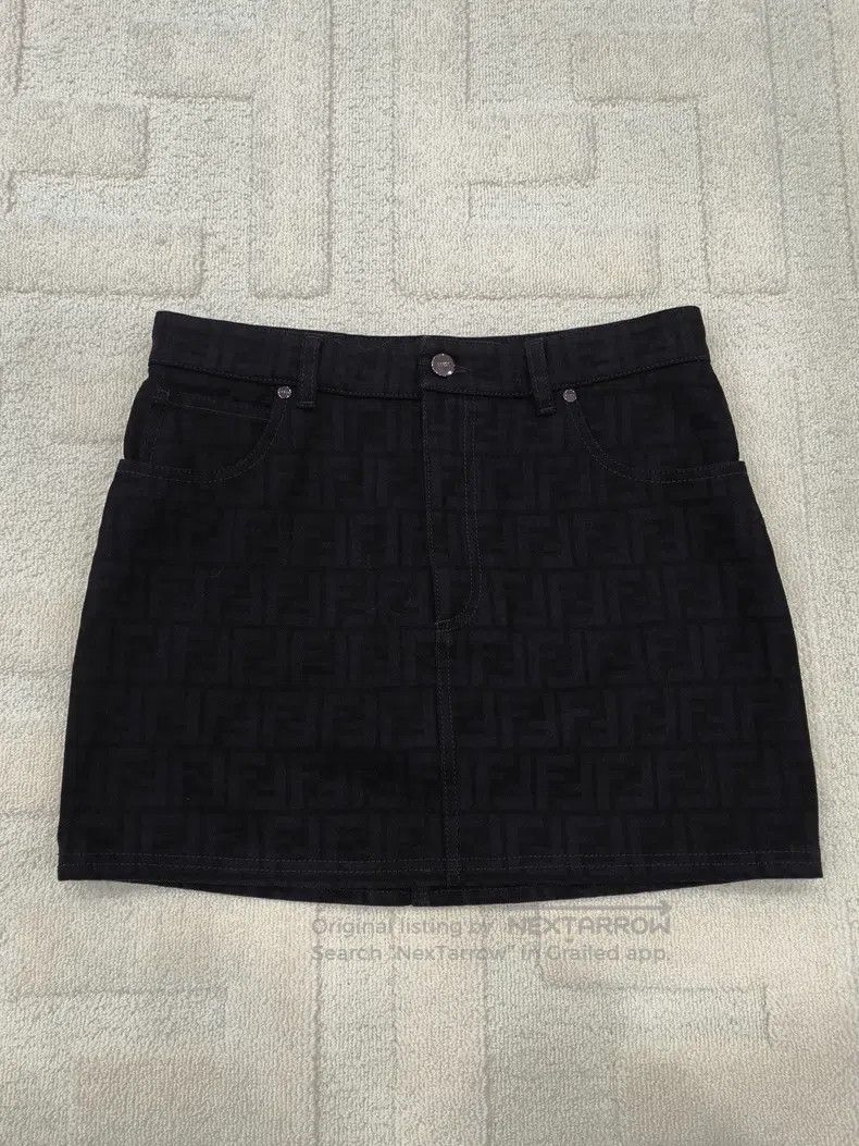 Fendi Fendi Patterned embossed short denim Size 26" / US 2 / IT 38 - 1 Thumbnail
