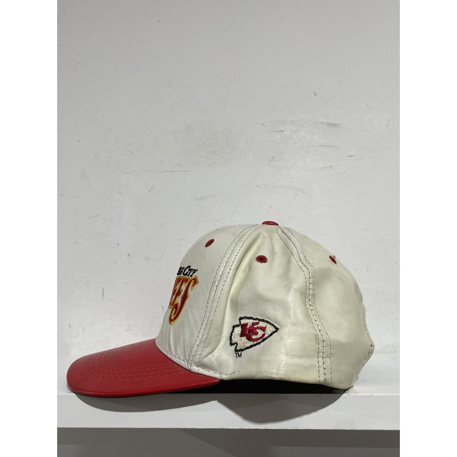 Other VINTAGE 90'S LEATHER KANSAS CITY CHIEFS SNAPBACK Size ONE SIZE - 6 Thumbnail
