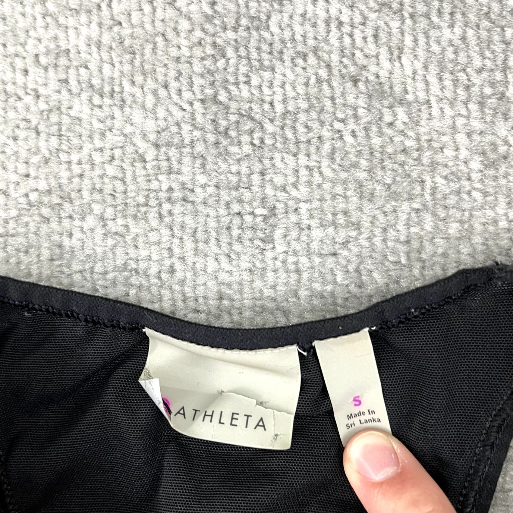 Athleta ATHLETA Shirt Womens Small Chase Tank Top Padded Bra Black White Stripe Tank Sleeveless Multicolor Stripe Casual Gym & Training Running Yoga Womens/S Size S / US 4 / IT 40 - 4 Thumbnail