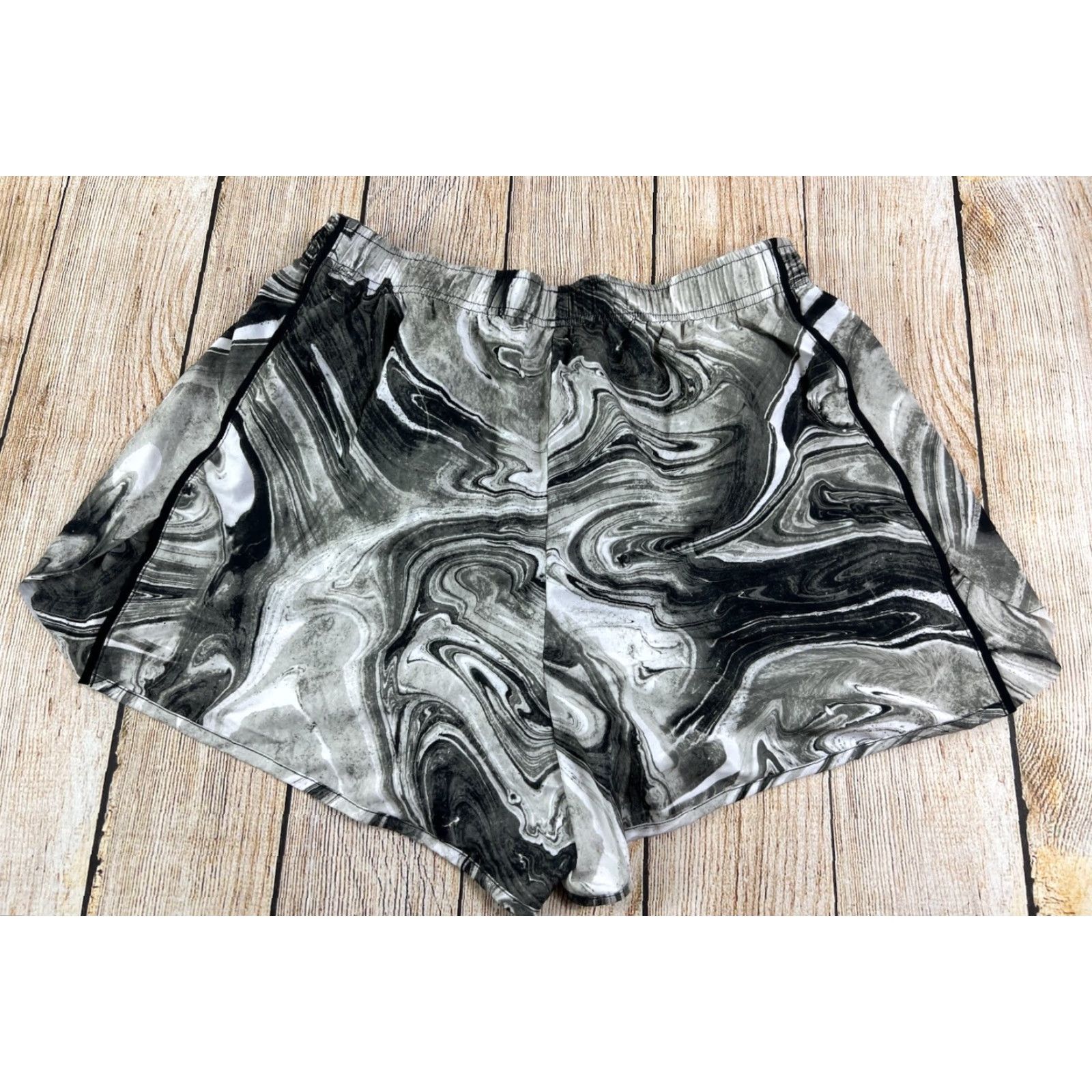 Vintage Xersion Women’s Shorts Marble Pattern Black & White Swirl 4 in Inseam Athletic Moisture Wicking Stretch Regular Size L Women Mens/Womens/Girls Size 36" / US 14 / IT 50 - 4 Thumbnail