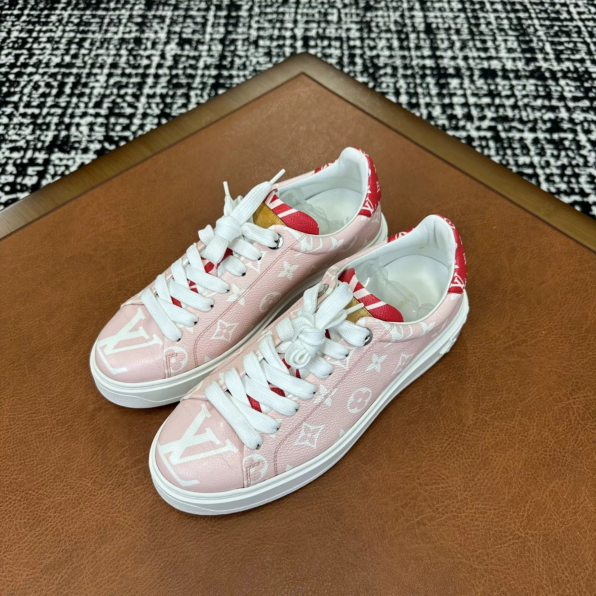 Louis Vuitton Louis Vuitton Lowtop Sneakers it_38-5 Women Size US 8.5 / IT 38.5 - 1 Thumbnail