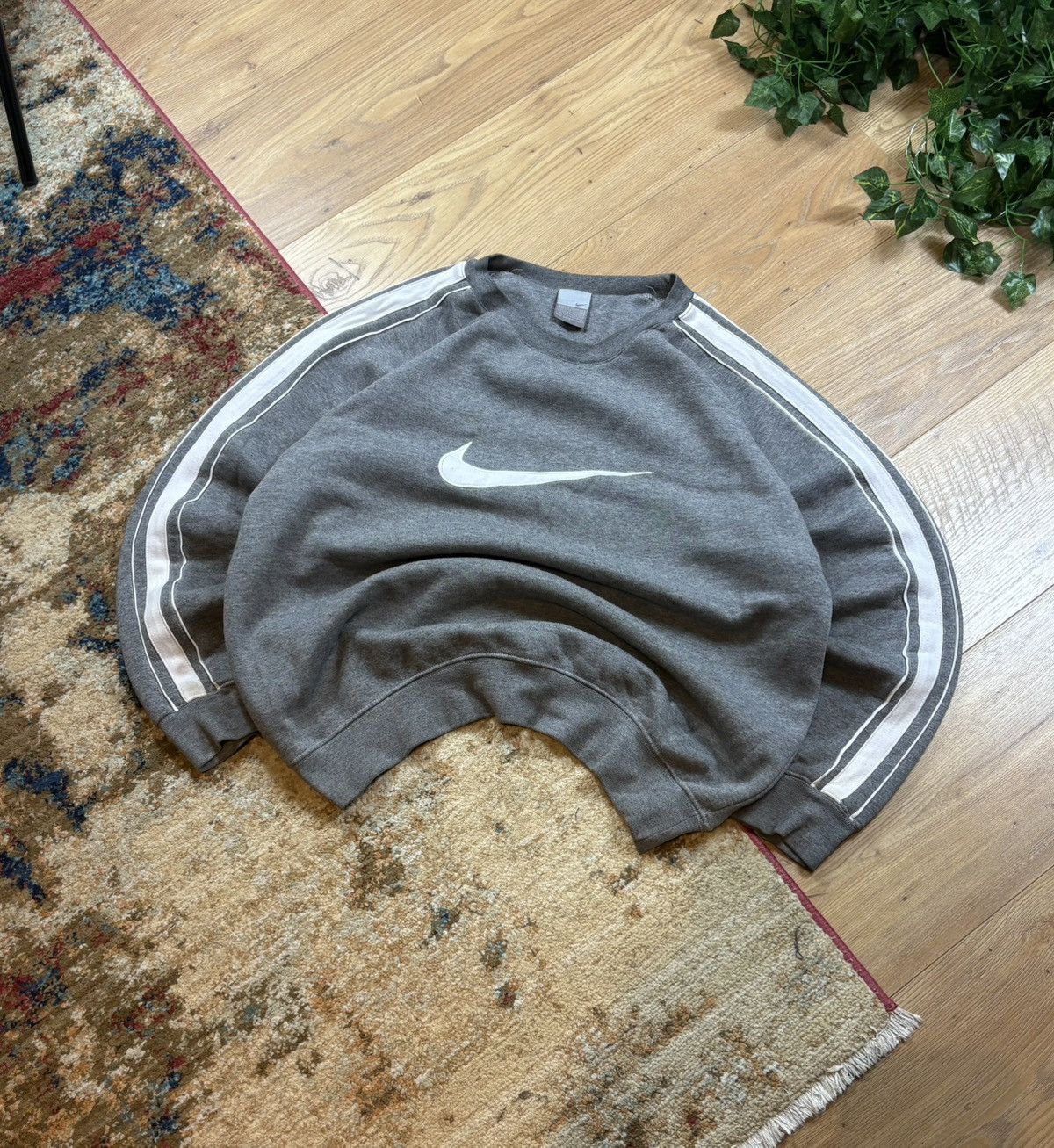 Nike 00s Vintage Nike Oversized Big Swoosh Logo Y2K Sweatshirt Size US S / EU 44-46 / 1 - 2 Thumbnail