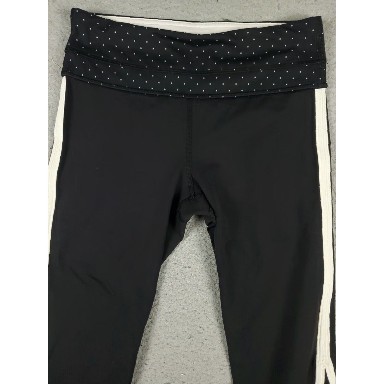 Lululemon Lululemon Leggings Shirt Capri Black Womens Size 4 Pockets Athleisure Logo Modern Capris Size 27" / US 4 / IT 40 - 2 Thumbnail