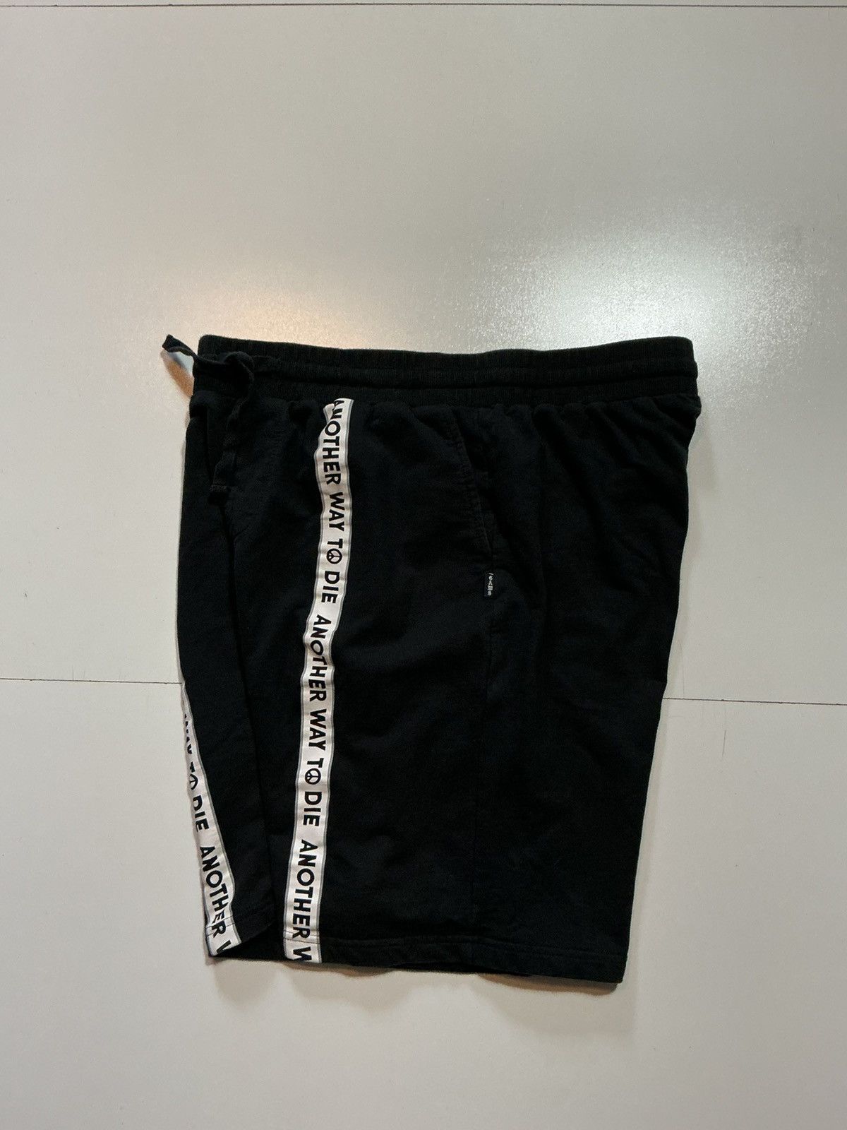 Other Gaws Another Way To Die Peace Sign 8" Sweat Shorts Size US 36 / EU 52 - 2 Thumbnail