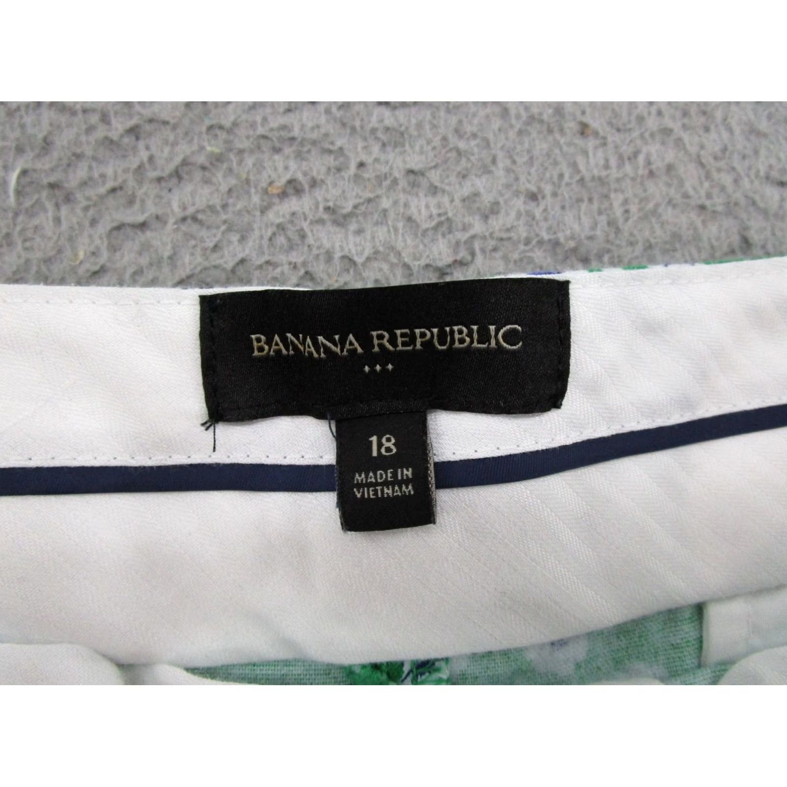 Banana Republic Banana Republic Floral Green Chino Shorts Women's Plus Size 18 Summer Cotton Blend Knit Stretch Front Flat Front Pocket Slash Vintage? No, not Vintage Size 40" / US 18 - 2 Thumbnail