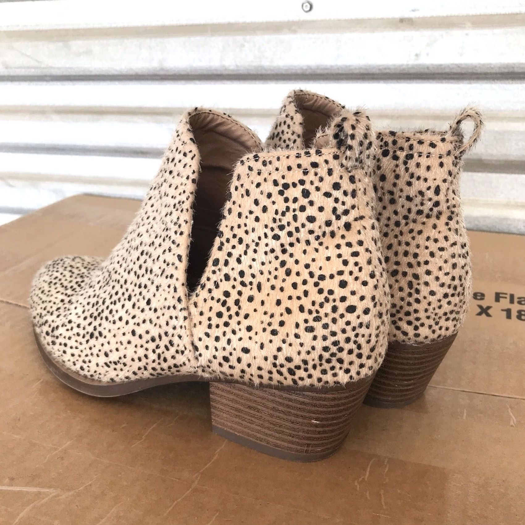 Vintage VINTAGE?CL by Laundry Women Tan Faux Hide Leather Cheetah Print Slip-On Ankle Boots 8 Size US 8 / IT 38 - 4 Thumbnail