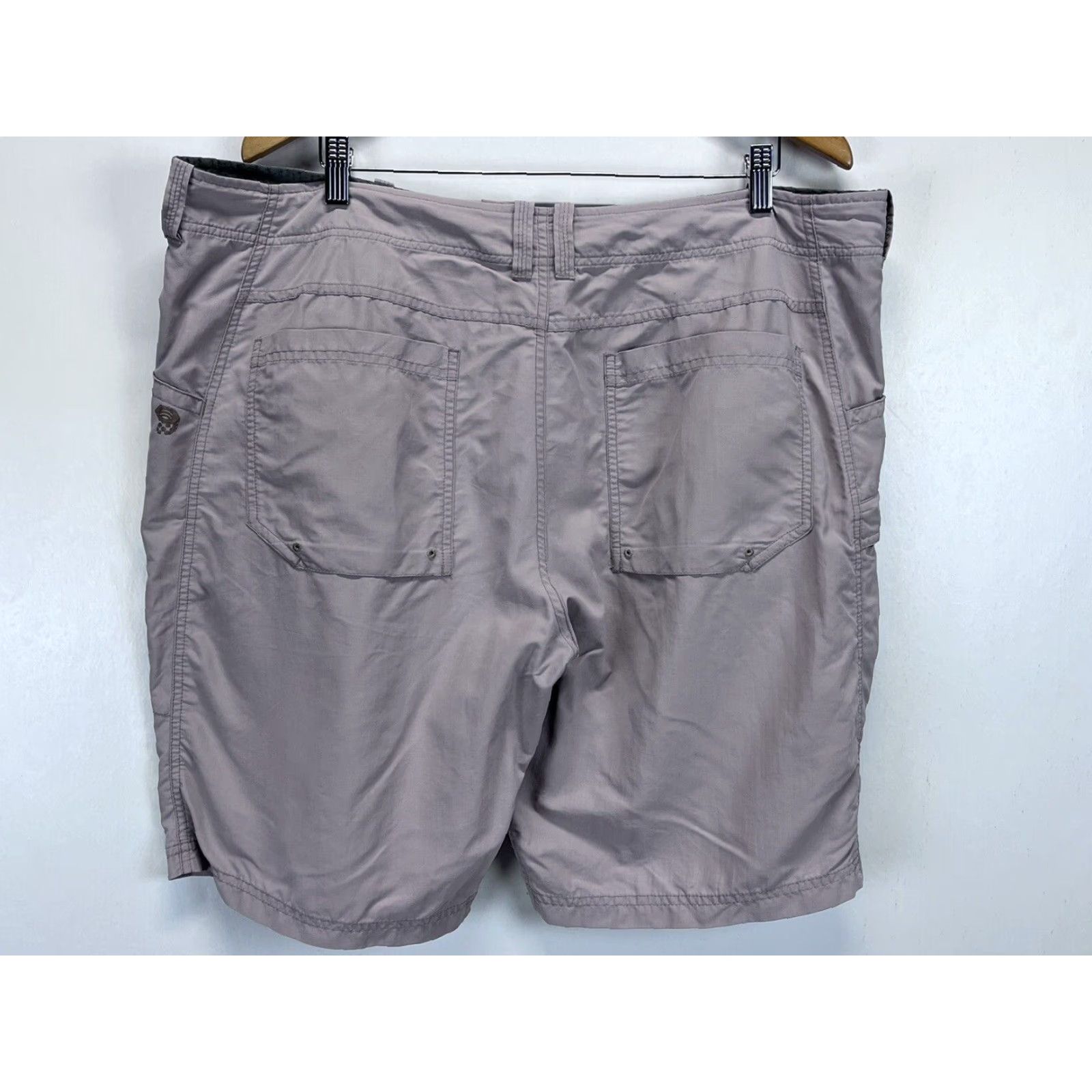 Mountain Hardwear MOUNTAIN HARDWEAR Nylon Shorts Mens 40 Cargo Short Hiking Outdoor Grey Tan/ Taupe 40 Mens Outdoors Hiking Size US 40 / EU 56 - 2 Thumbnail