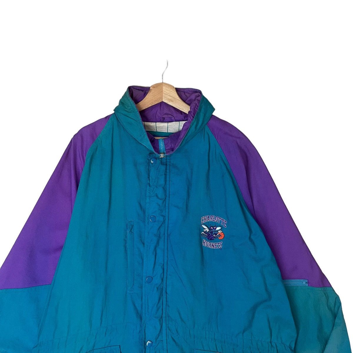 NBA × Starter Charlotte Hornetts Big Logo Zipper Jacket Sun Faded Size XL Size US XL / EU 56 / 4 - 3 Thumbnail