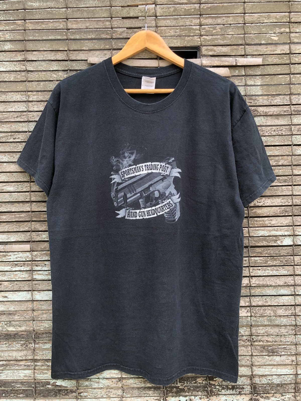 Vintage Vintage Y2K Sportmans Trading Post Hand Gun Backhit Tshirt Size US L / EU 52-54 / 3 - 10 Thumbnail