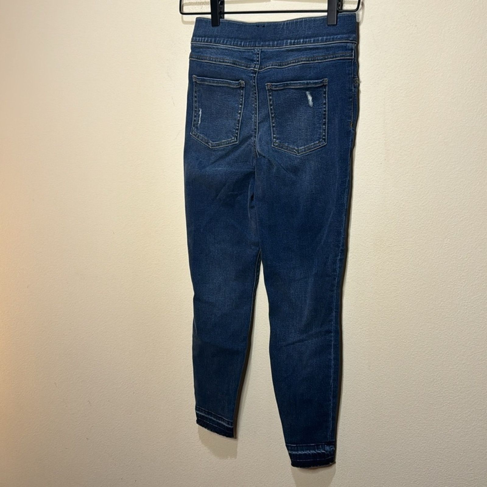 Spanx SPANX Distressed Ankle Skinny Jeans in Medium Wash Size XSP Size 24" / US 00 / IT 34 - 7 Thumbnail