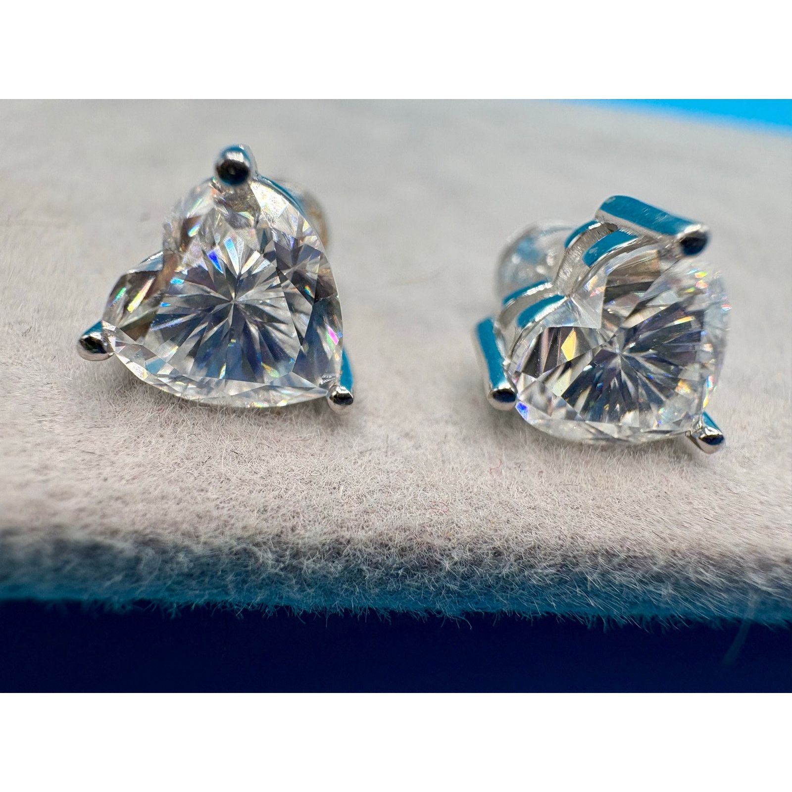 Jewelry 6CTW VVS1 D Graded Moissanite Heart Earrings in AU750 Size ONE SIZE - 9 Thumbnail