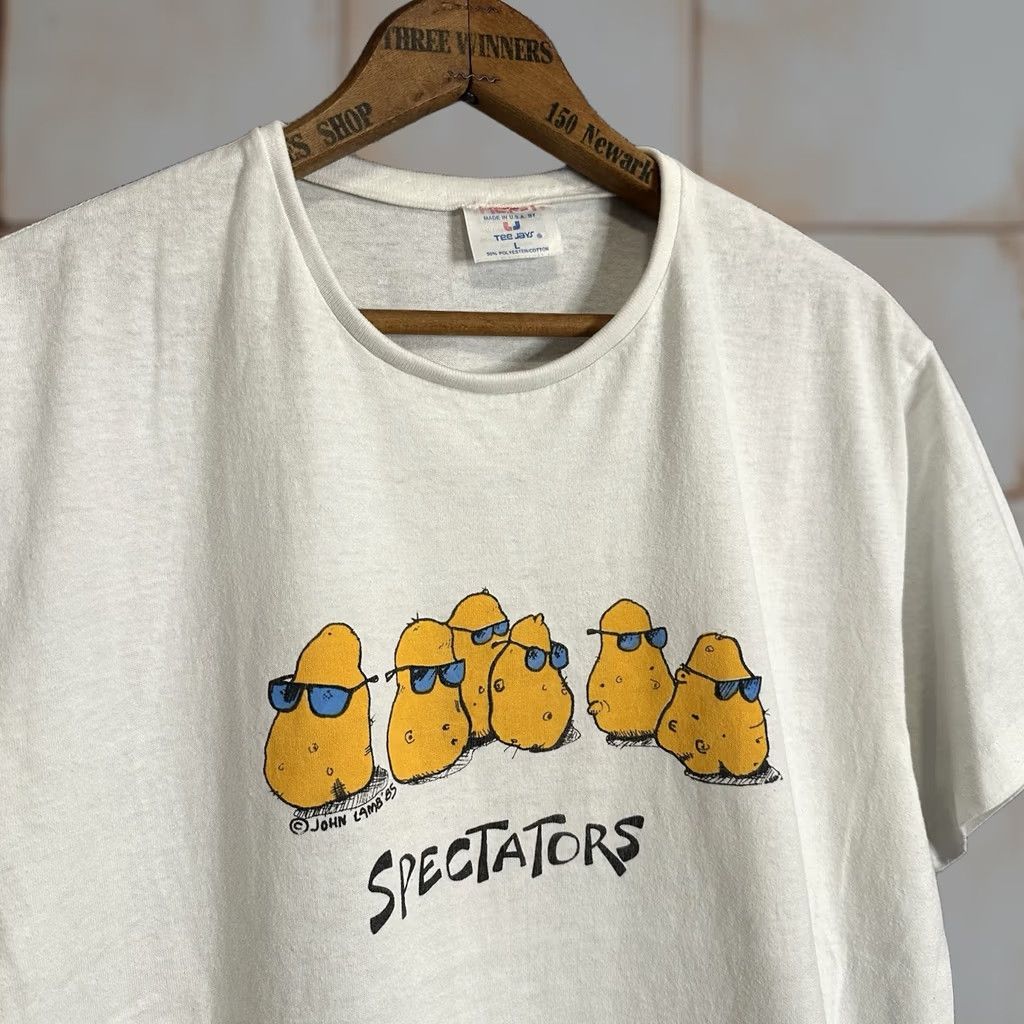 TEE JAYS VINTAGE John Lamb Spectators Art T Shirt Tee Jays L White 50/50 80s Mens Size US L / EU 52-54 / 3 - 1 Thumbnail