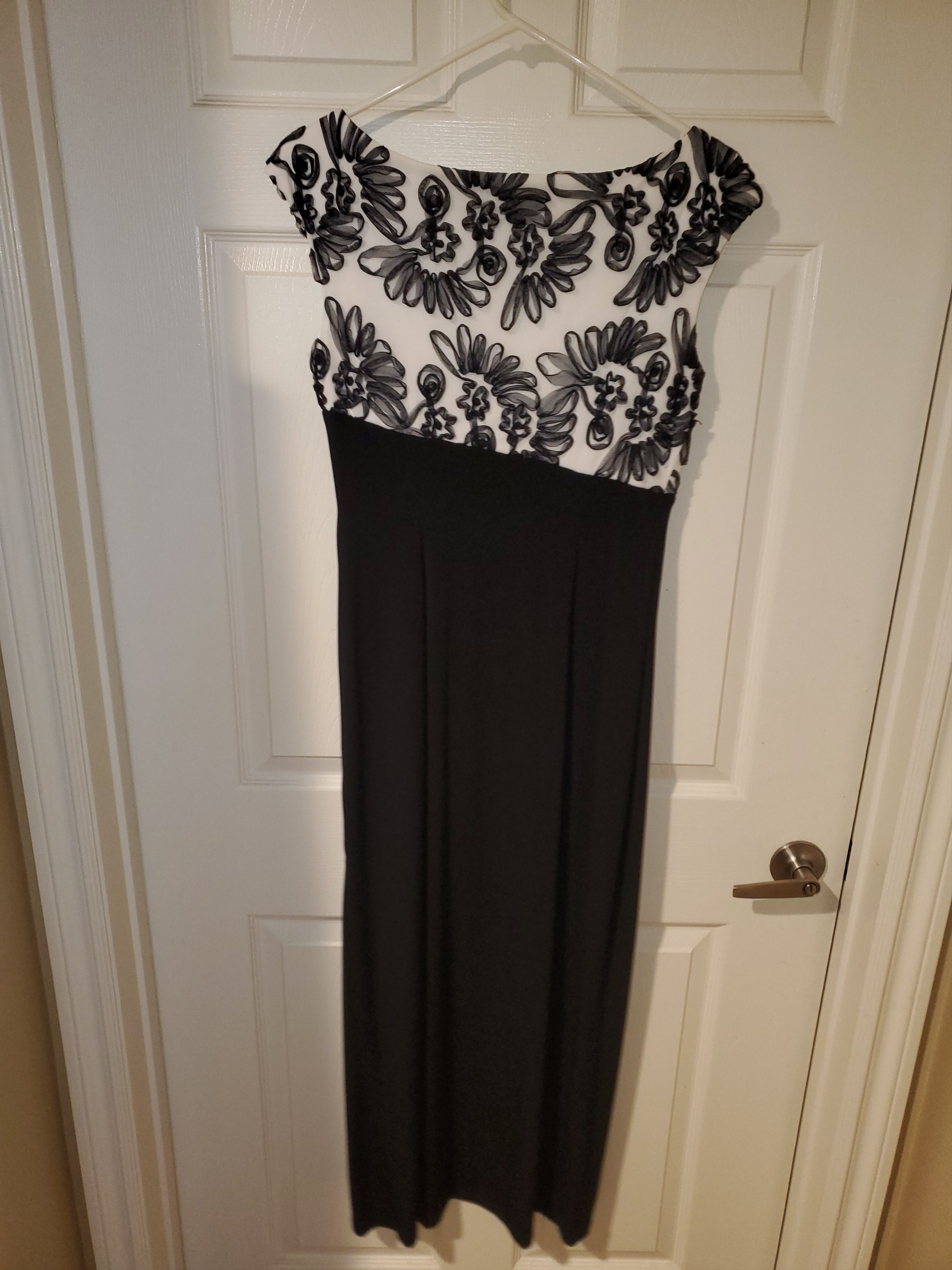 Macys *NWOT* Elegant Black + White Floral Dress (size 8P) Size M / US 6-8 / IT 42-44 - 2 Thumbnail