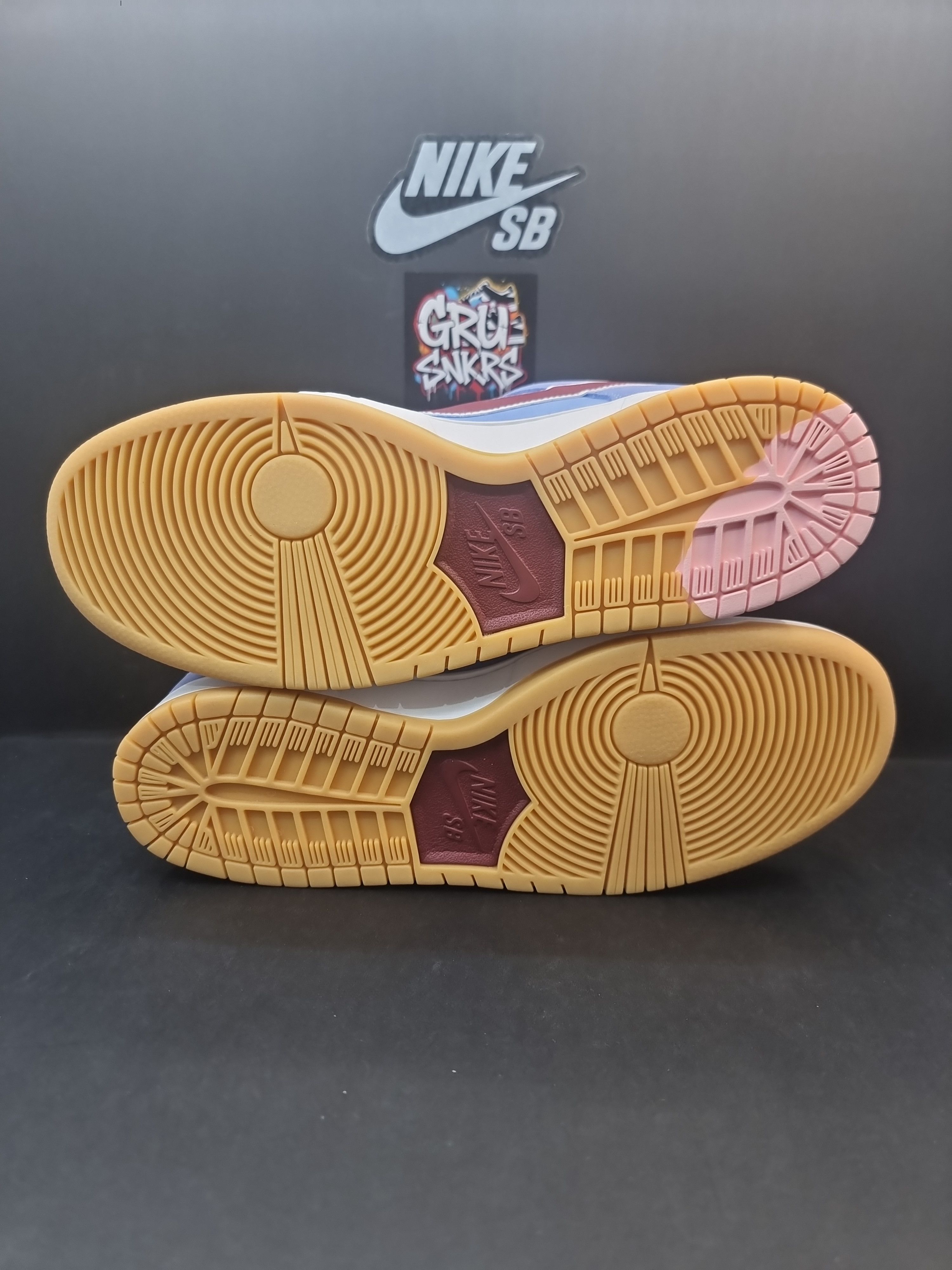 Nike SB Nike SB Dunk Low Philadelphia Phillies Size US 9.5 / EU 42-43 - 4 Thumbnail