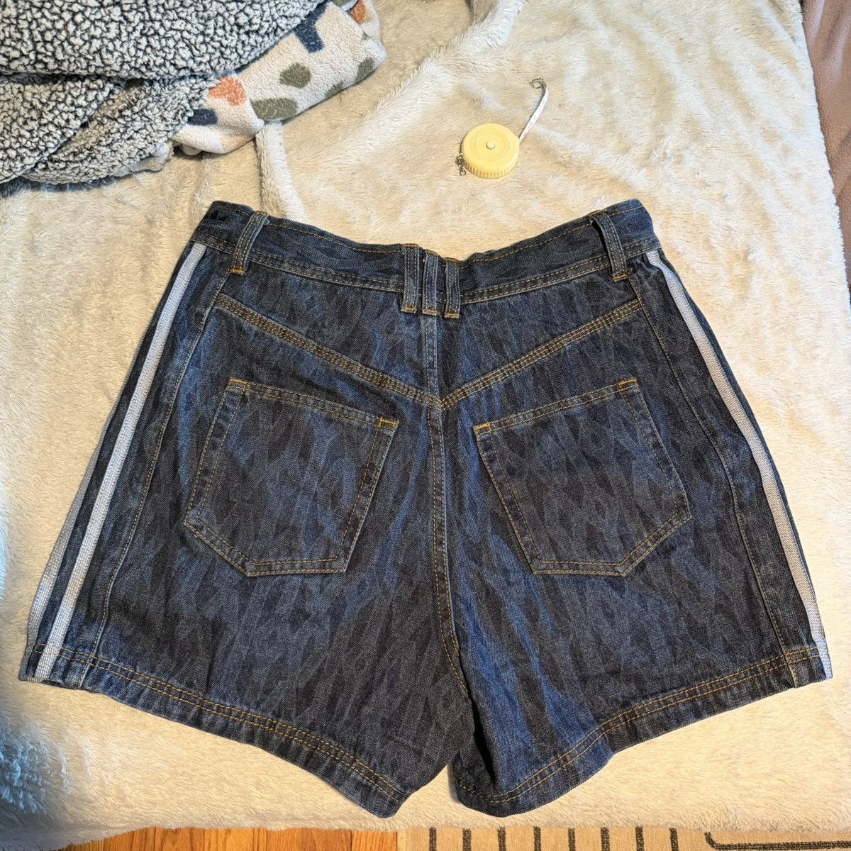 Adidas × Ivy Park adidas Originals Ivy Park Monogram Dark Denim Shorts H61702 Size US 30 / EU 46 - 5 Thumbnail
