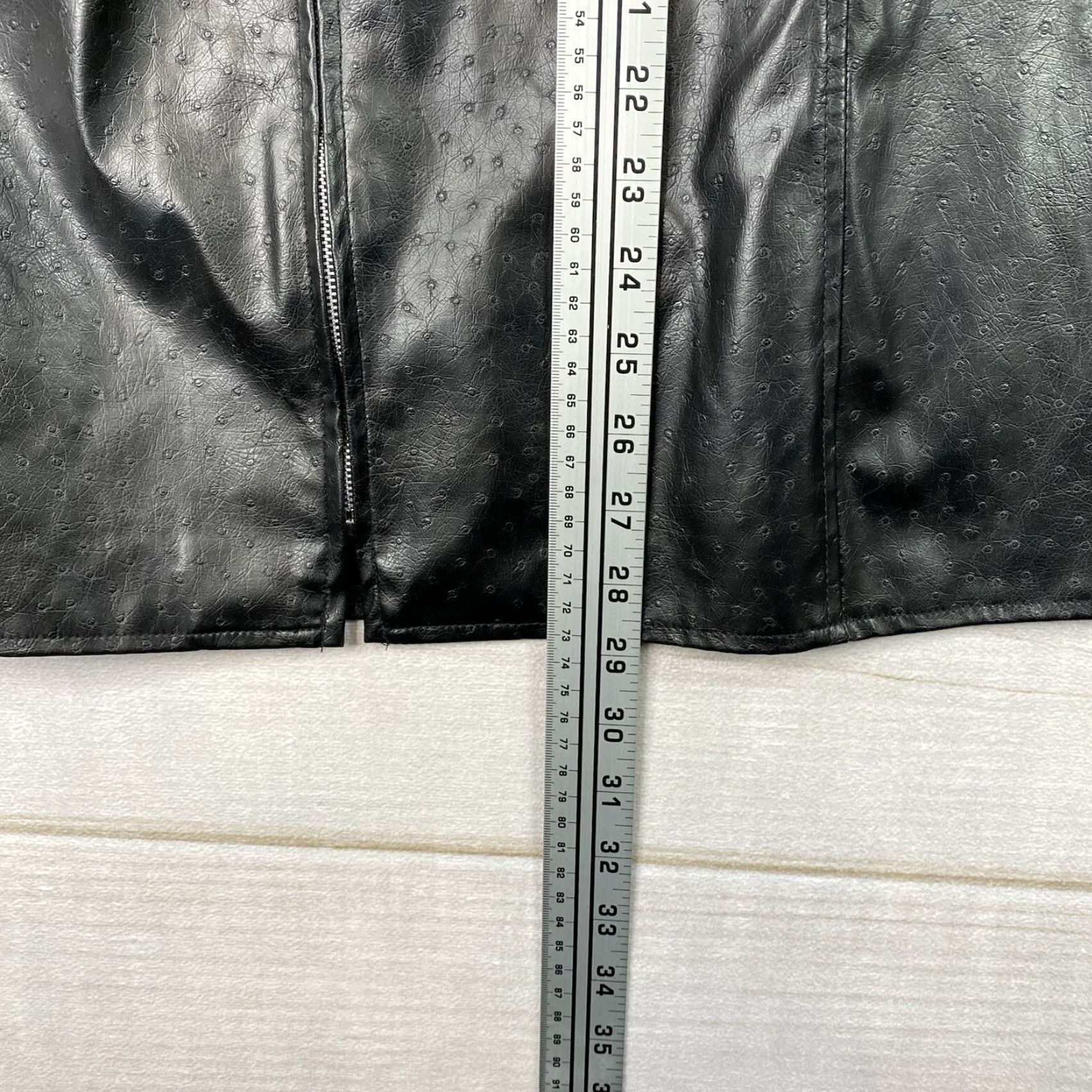 Vintage Maggie Barnes 3X Faux Leather Vest Black Pebbled Full Zip Lightweight Biker NWT Women's Vest 3X Black Zipper VINTAGE Size XXL / US 16-18 / IT 52-54 - 5 Thumbnail
