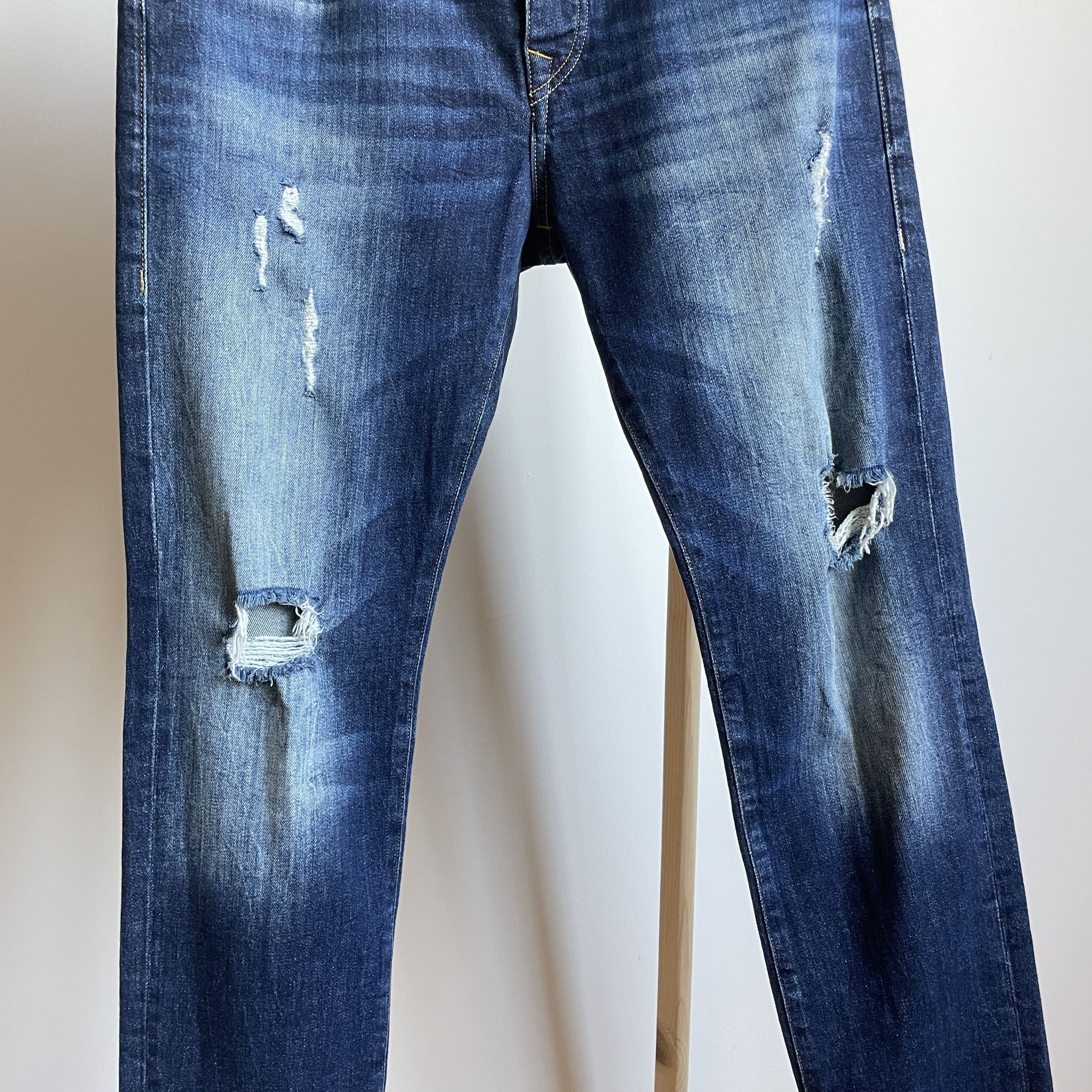 True Religion True Religion Rocco Relaxed Skinny Distressed Denim Size 34 Size US 34 / EU 50 - 5 Thumbnail