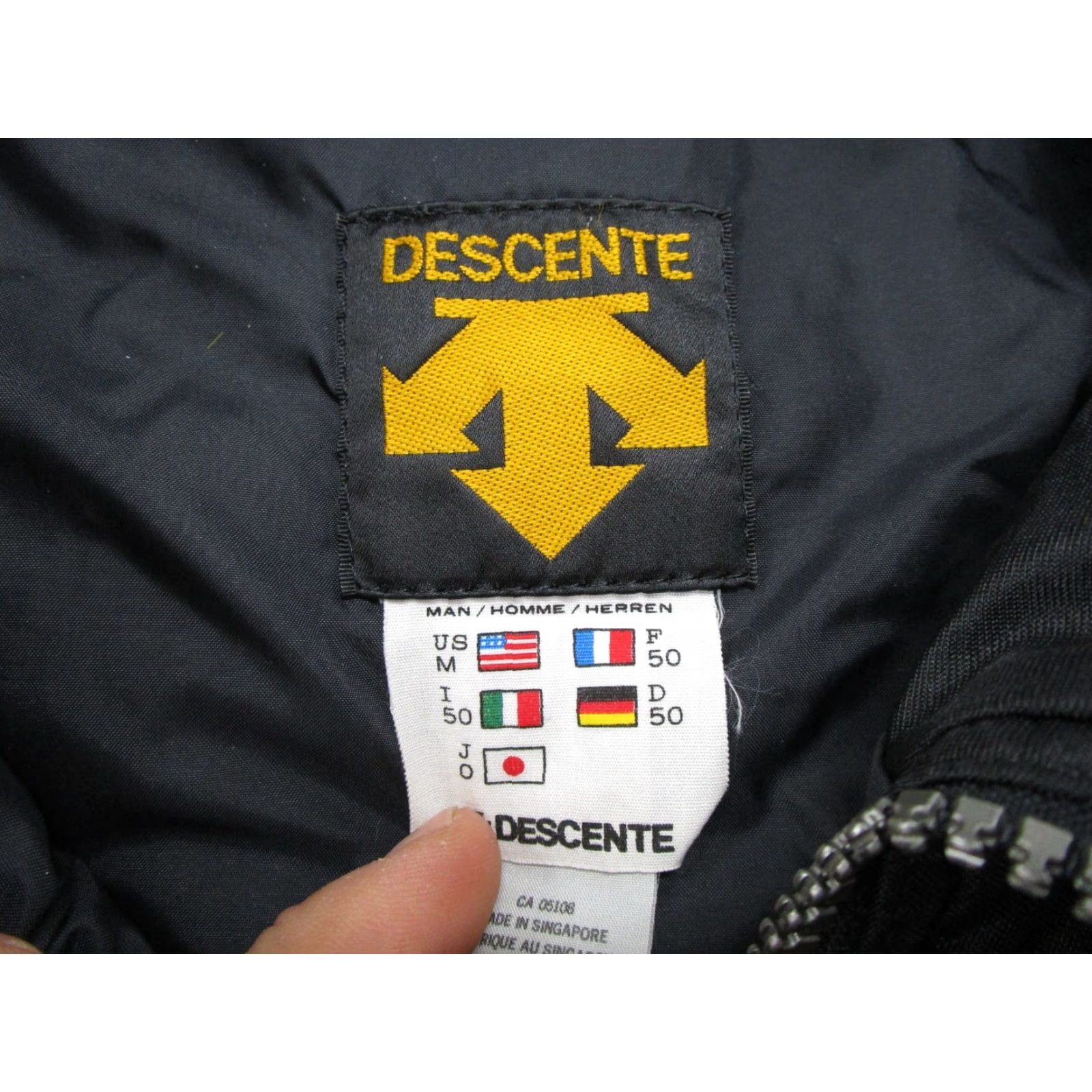 Vintage VINTAGE Descente Vest Full Zip Snaps Black Gold 90s Ski Outdoor Mens M Size US M / EU 48-50 / 2 - 2 Thumbnail