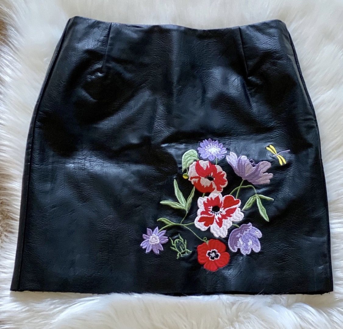 H&M BLACK H&M FLORAL EMBROIDERED LEATHER MINI SKIRT Size 27" / US 4 / IT 40 - 1 Thumbnail