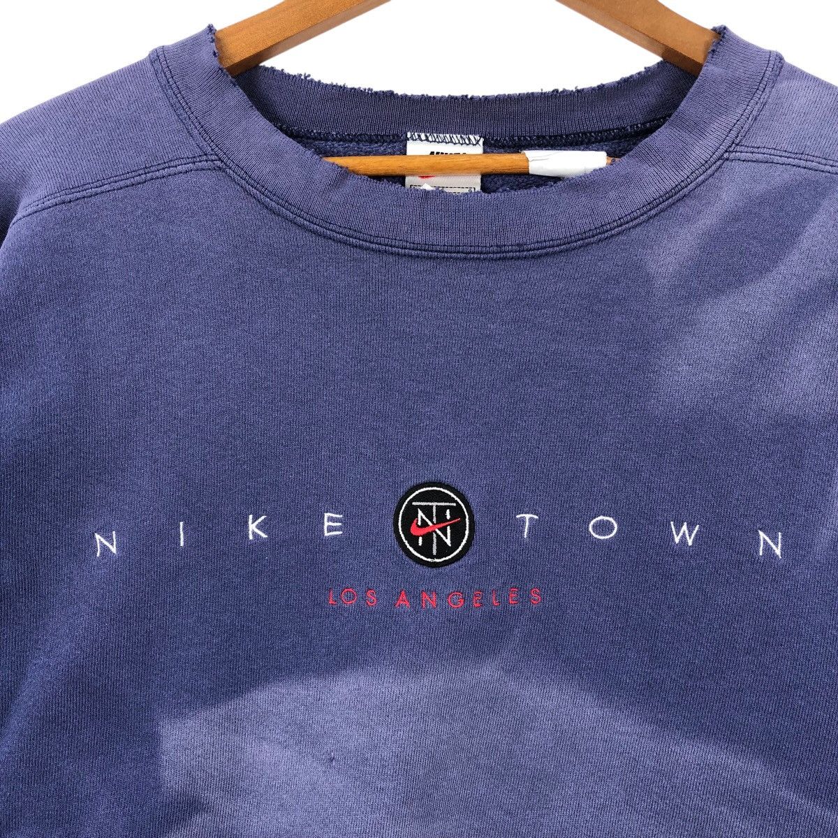 Nike Vintage Faded NIKE TOWN Los ANGELES Swoosh Sweatshirt Size US L / EU 52-54 / 3 - 3 Thumbnail