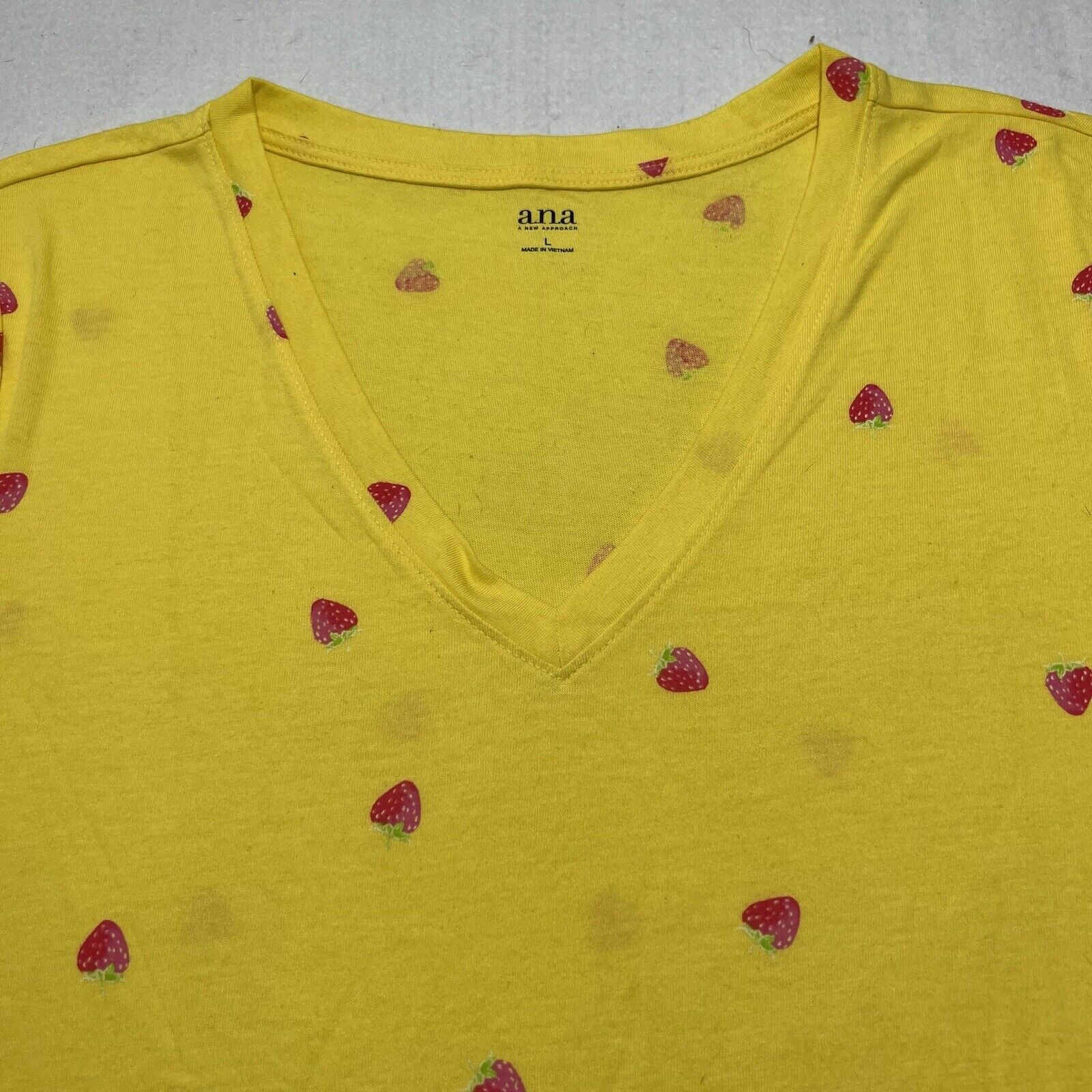 Other a.n.a. Large V-Neck Tee Strawberry Pattern Yellow T Shirt Size L / US 10 / IT 46 - 2 Thumbnail