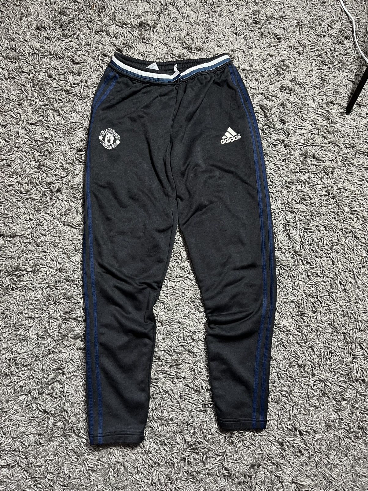 Adidas ADIDAS MANCHESTER UNITED 2016/17 TRIKOT TRAINING PANTS Size US 32 / EU 48 - 1 Thumbnail