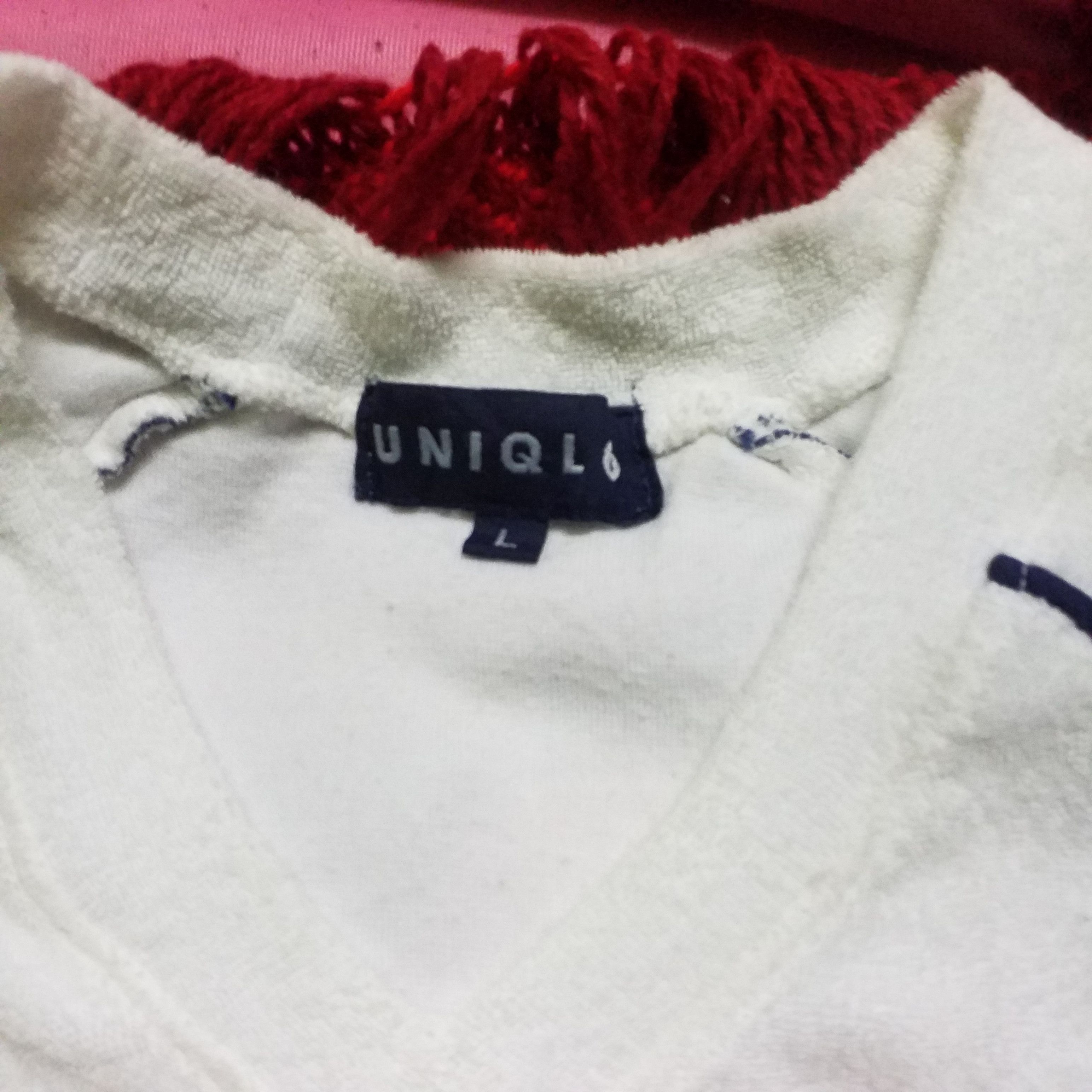 Uniqlo V NECK POLYSTER VELVET USA SPELL OUT PATCH Size US L / EU 52-54 / 3 - 2 Thumbnail
