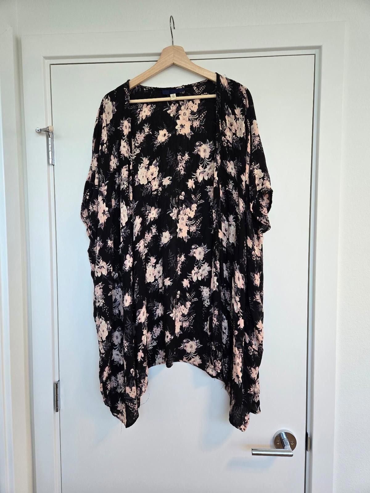 Other Francesca's Collection Floral Kimono Robe Size S / US 4 / IT 40 - 1 Thumbnail