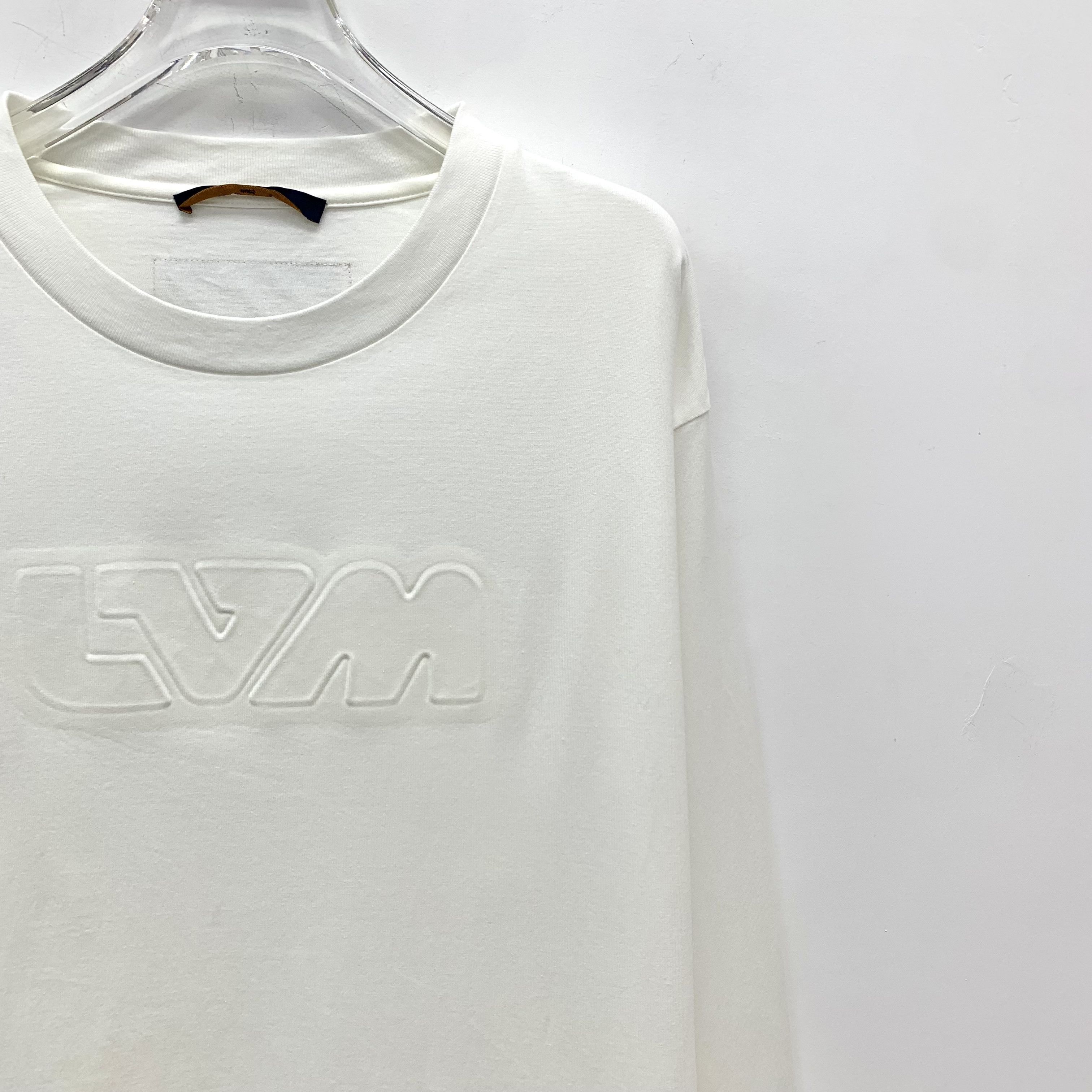 Louis Vuitton Louis Vuitton Embossed Logo Tee White (XL) Size US XL / EU 56 / 4 - 3 Thumbnail