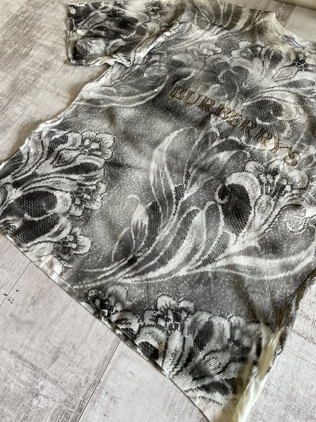 Burberry Burberrys Vintage Custom Floral T-Shirt Big Logo 1 of 1 Size US M / EU 48-50 / 2 - 5 Thumbnail