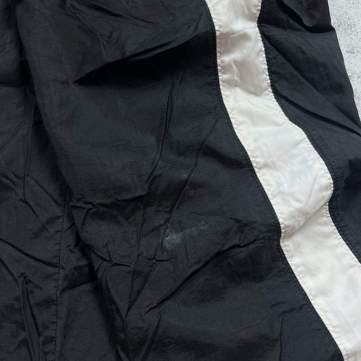 Nike 90s NIK EMBEOIDERED LOGO VINTAGE GORPCPORE PARACHUTE PANTS Size US 32 / EU 48 - 10 Thumbnail