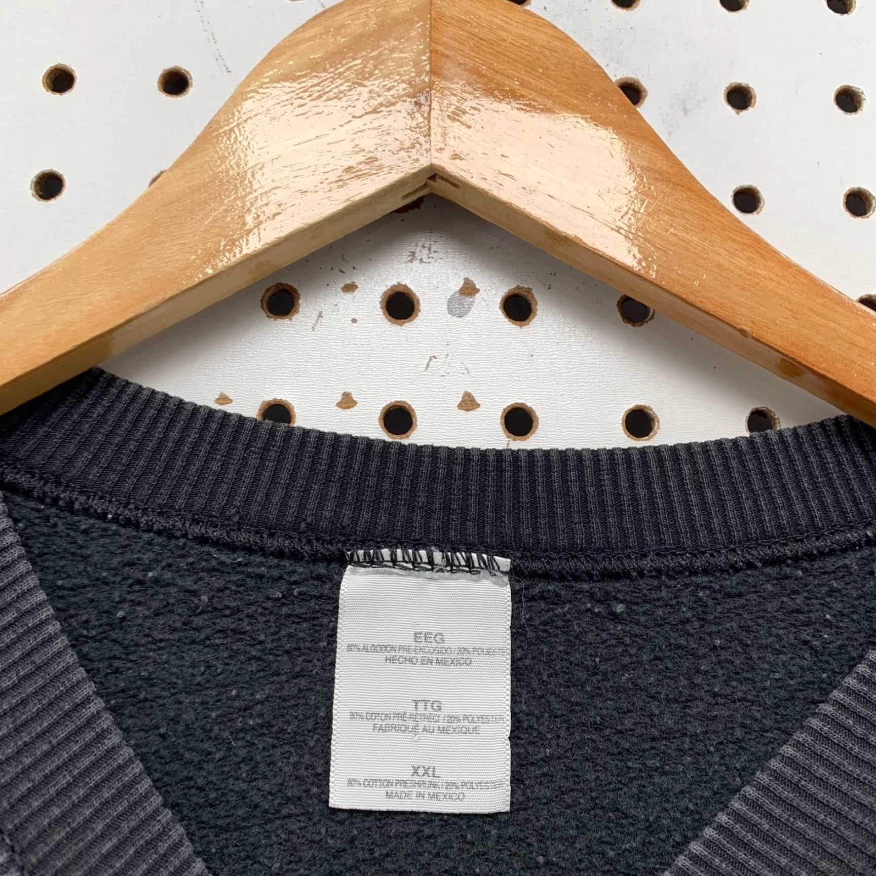 Fruit Of The Loom Vintage Friends TV Show Sweatshirt Mens 2XL Faded Black Embroidered Pullover 90s Size US XXL / EU 58 / 5 - 3 Thumbnail