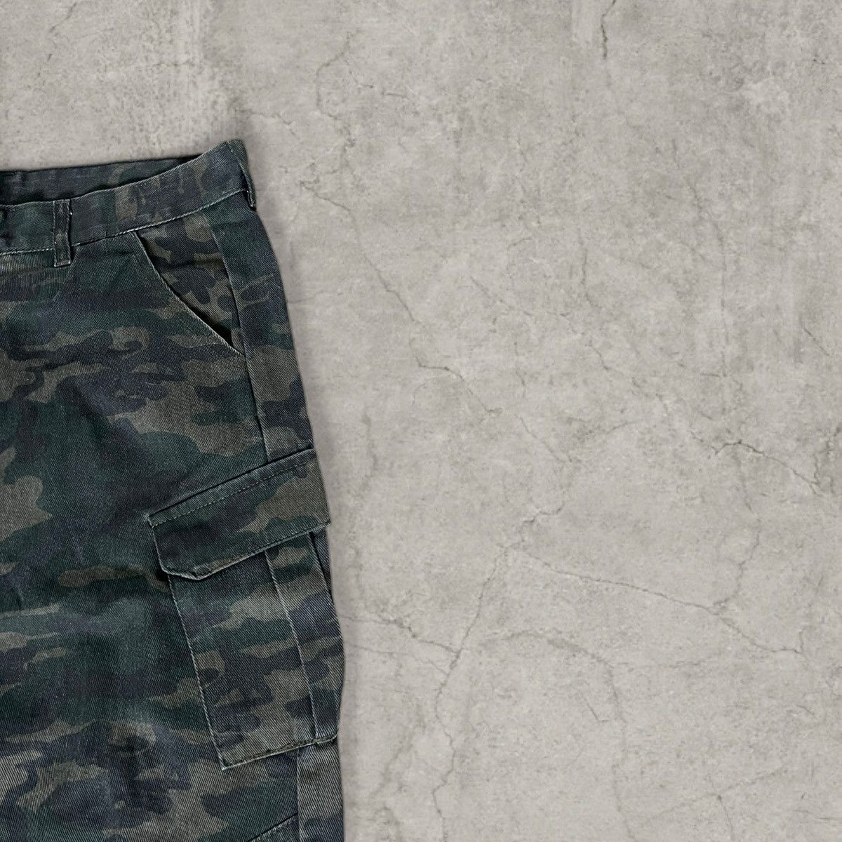 Japanese Brand Baggy relaxed fit cargos in khaki black camo print. Size XL Size US 36 / EU 52 - 4 Thumbnail