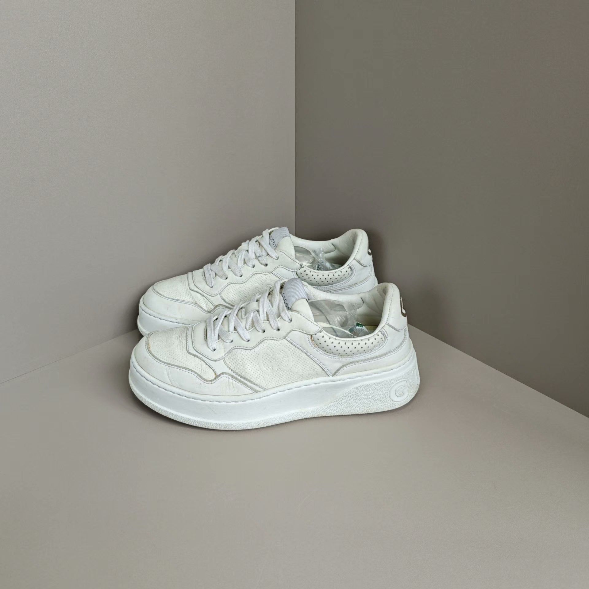 Gucci Gucci Lowtop Sneakers us_7 Women Size US 7 / IT 37 - 1 Thumbnail