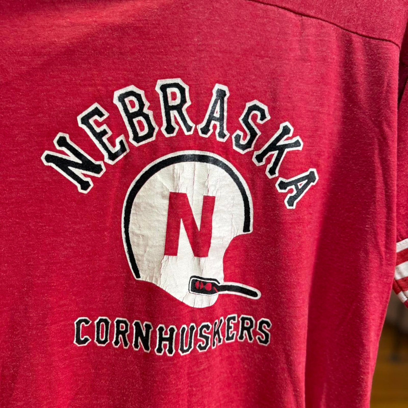 Vintage Vintage 80s Nebraska Huskers Helmet Striped Sleeve T-Shirt Size US L / EU 52-54 / 3 - 3 Thumbnail