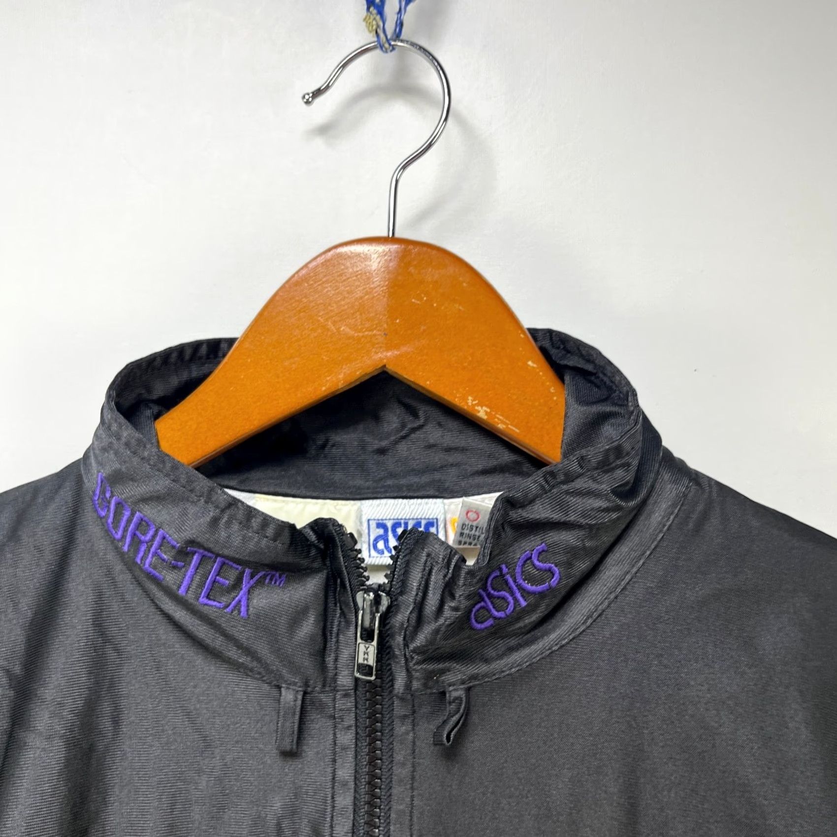 Asics VINTAGE ASICS Gore-Tex Windbreaker Jacket S Black 90s Logo Hooded Reversible Windbreaker Mens Size US S / EU 44-46 / 1 - 3 Thumbnail