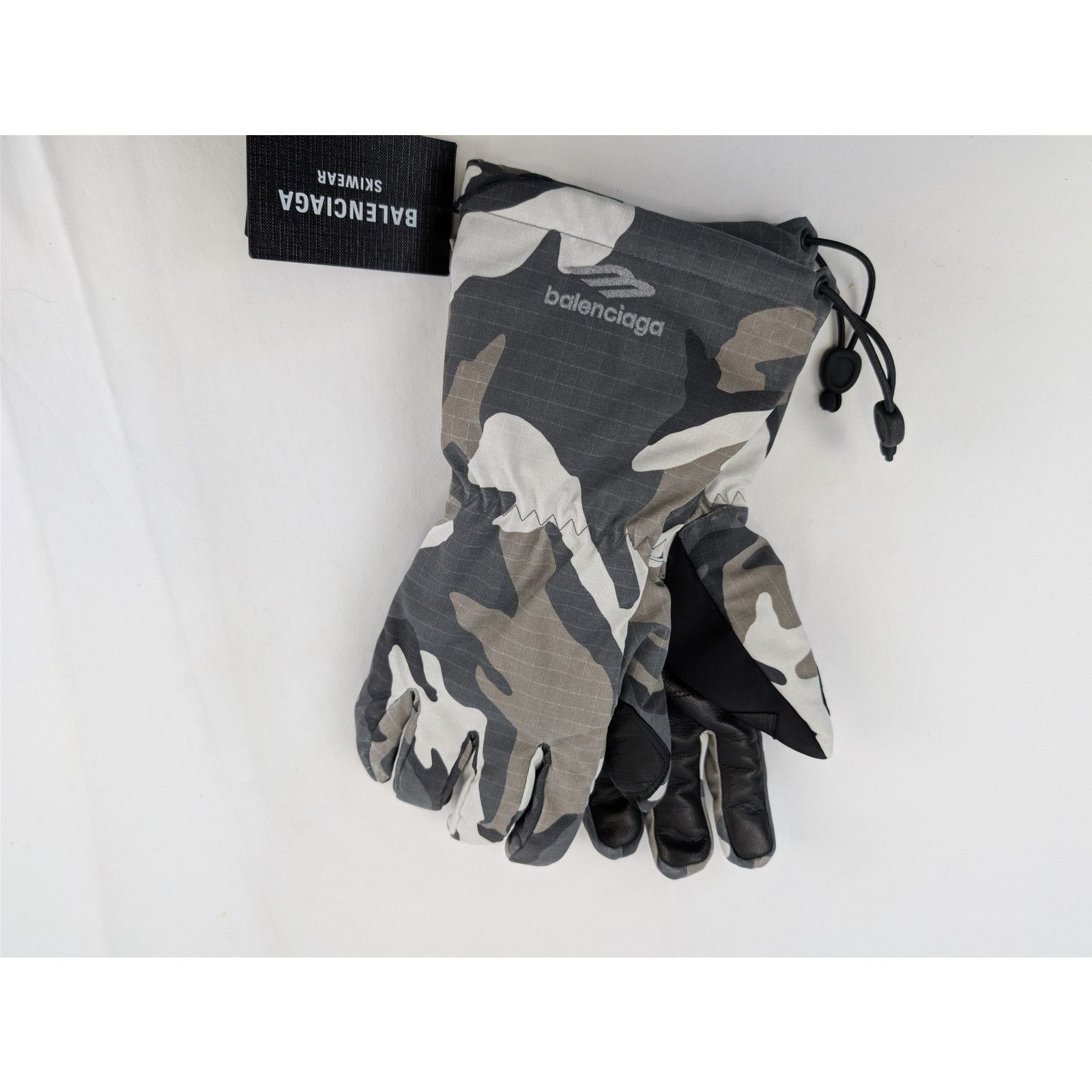 Balenciaga o1rshd1 Size: M / Ski Gloves in Camo / Grey / White Size ONE SIZE - 4 Thumbnail