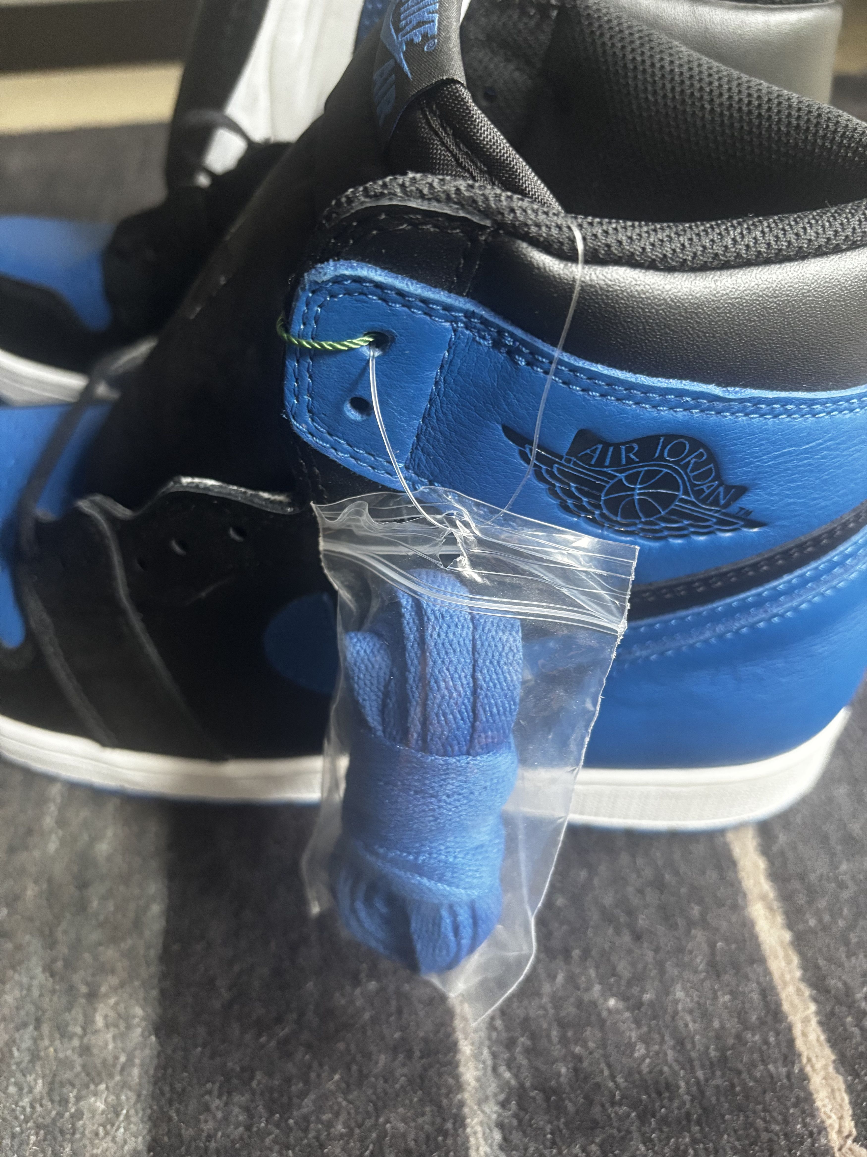 Jordan Brand Nike Air Jordan 1 Retro High OG Royal 2017 US10.5/EU44.5 Size US 10.5 / EU 43-44 - 3 Thumbnail