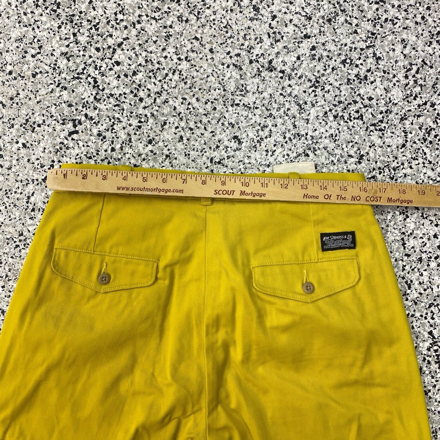 Levi's Levi's Strauss Loose Chinos Pants Mens 32x29 Yellow Cotton Blend Logo Casual 90s? Nope (not vintage) Size US 32 / EU 48 - 4 Thumbnail