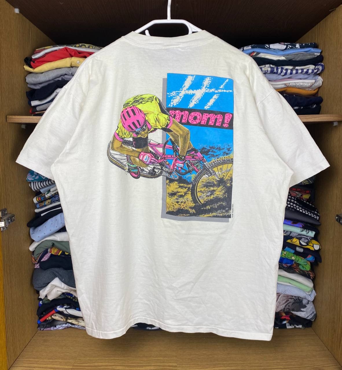 Vintage Vintage Team Issue 1992 "Hi Mom!" 90s Graphic Tee Size US XL / EU 56 / 4 - 1 Thumbnail