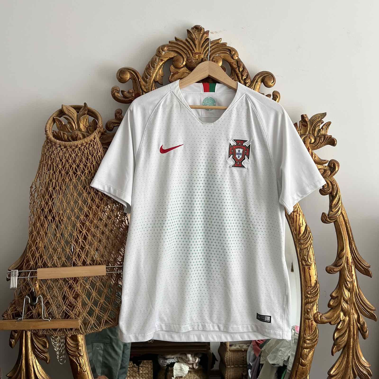 Other Vintage Nike Embroidered Swoosh Portugal Soccer Jersey Size US L / EU 52-54 / 3 - 1 Thumbnail