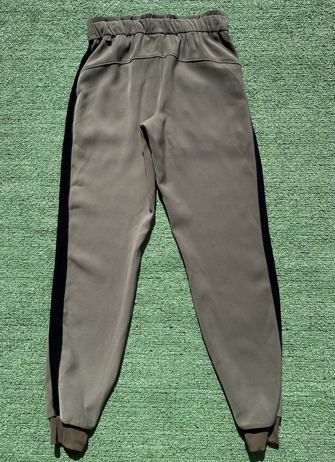 Lululemon Lululemon On the Fly Jogger Olive Green Velvet Trim Pants 2 Size 26" / US 2 / IT 38 - 6 Thumbnail