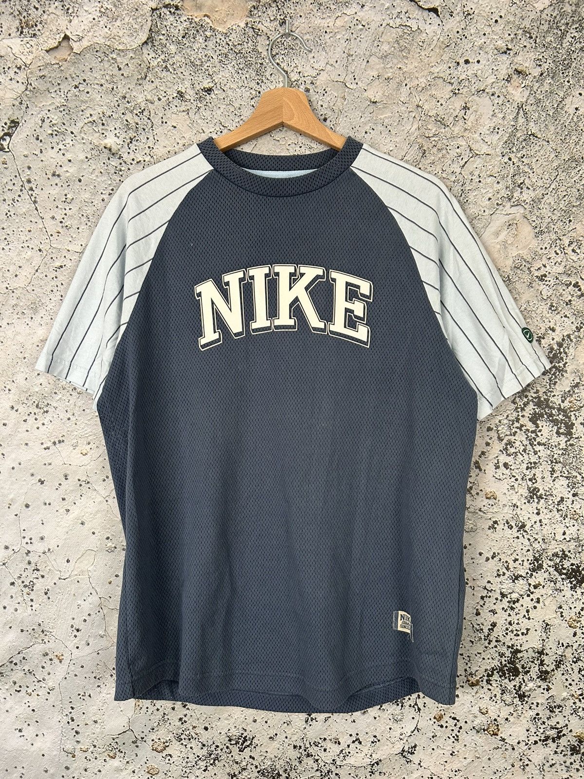 Nike Vintage Nike Y2K Spellout Logo Graphic Tee Sportswear Size US M / EU 48-50 / 2 - 1 Thumbnail