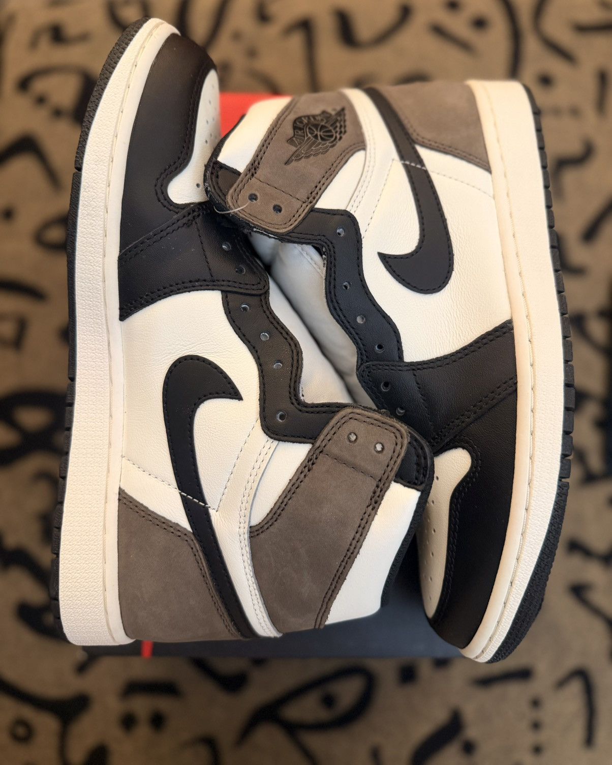 Jordan Brand Air Jordan 1 Retro High “Dark Mocha” Size US 9 / EU 42 - 3 Thumbnail
