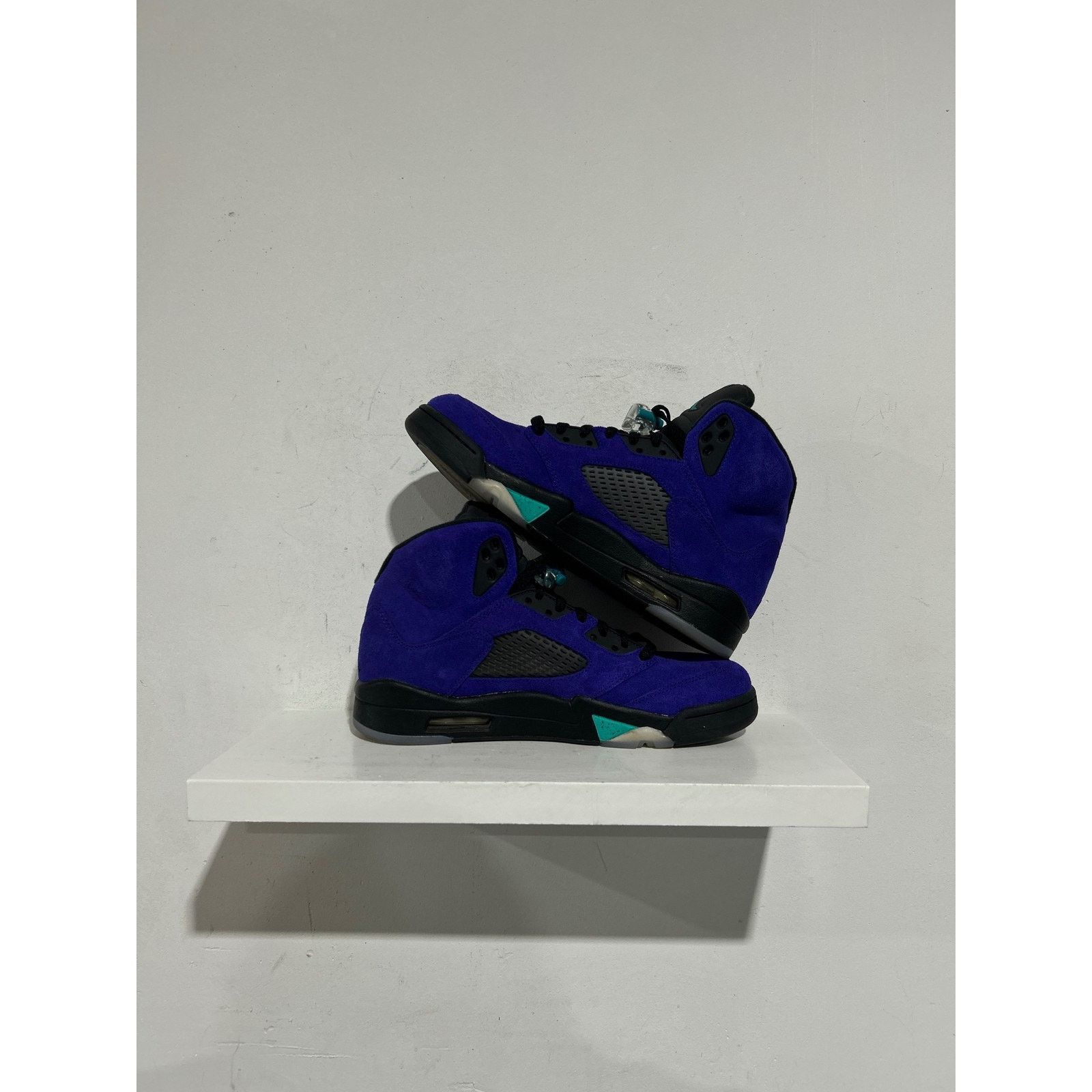 Nike JORDAN 5 RETRO ALTERNATE GRAPE SIZE 8.5 PREOWNED Size US 8.5 / EU 41-42 - 2 Thumbnail