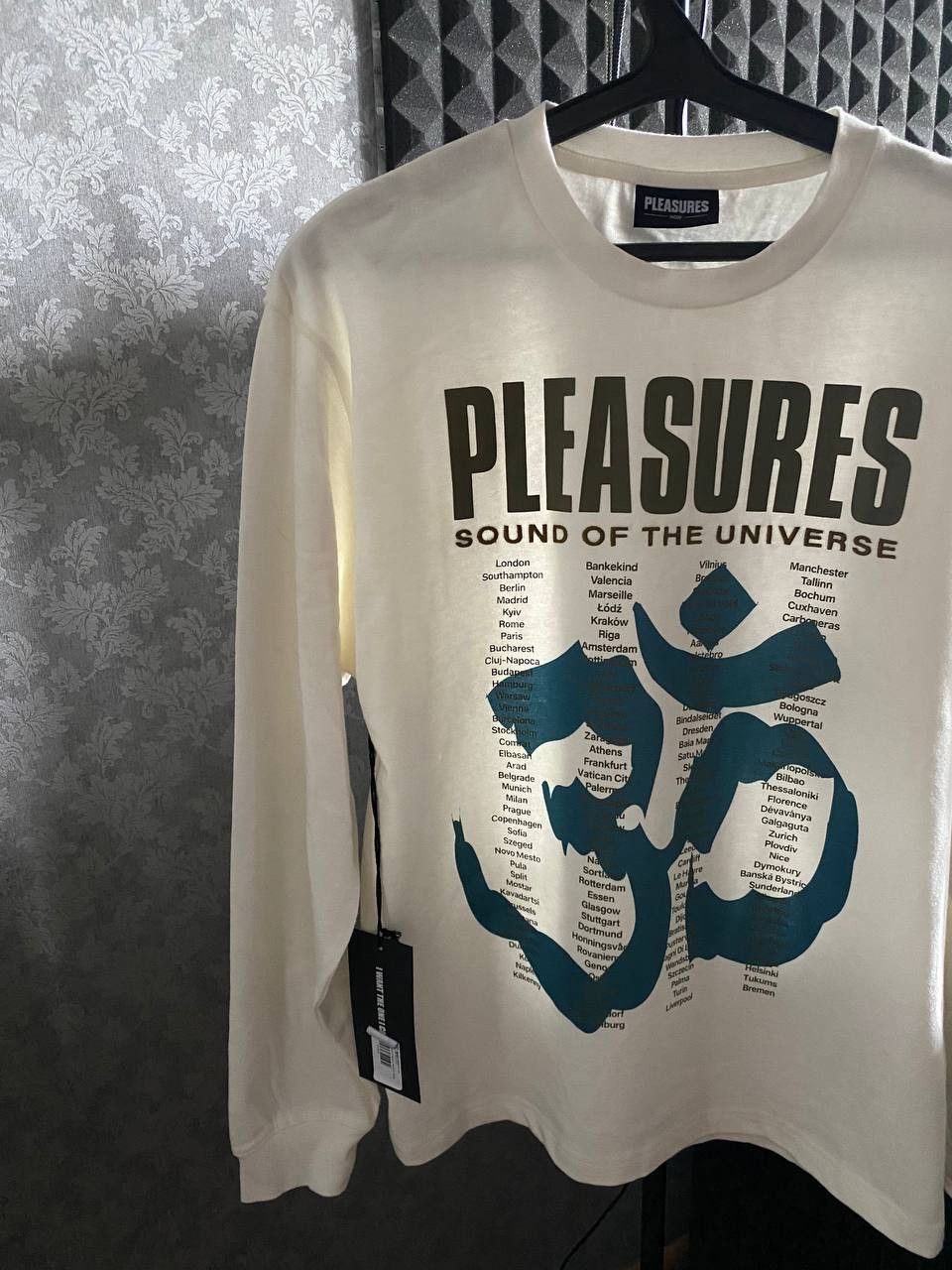 Pleasures Pleasures - Universe Longsleeve Size US M / EU 48-50 / 2 - 7 Thumbnail