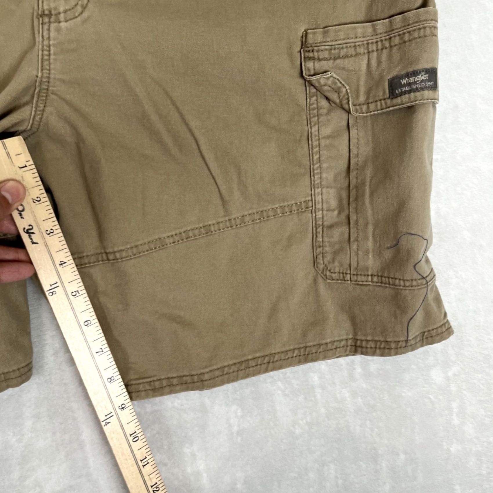 Wrangler VINTAGE Wrangler Cargo Shorts Mens 46 Brown Khaki Stretch Utility 9 Inseam Y2K Size US 30 / EU 46 - 2 Thumbnail